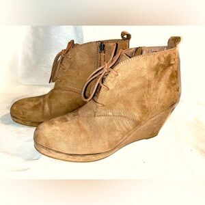 Women brown Lace Up ankle booties with a  Zipper Size 9.  Textile Upper China